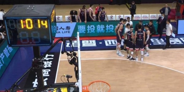  威尼斯德比火爆异常 球迷冲突导致比赛中断十分钟  