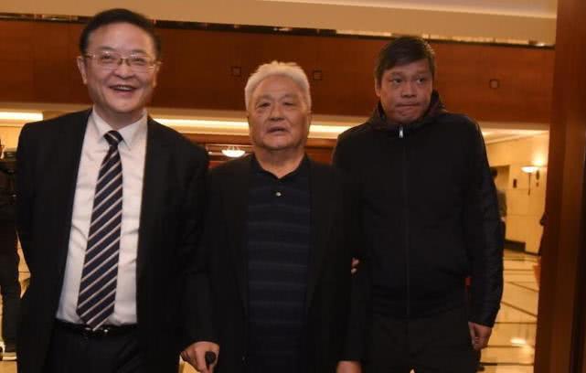  里昂主席公开批评裁判判罚引发舆论风波  